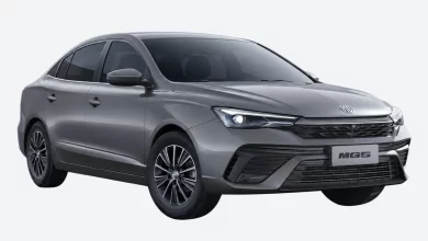 Седан MG 5 серого цвета