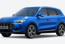 Koʻk rangli MG ZS krossoveri