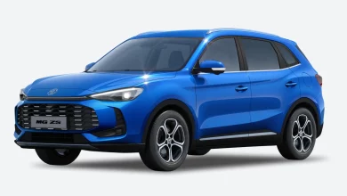 Koʻk rangli MG ZS krossoveri