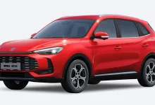 Кроссовер MG ZS красного цвета