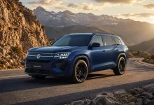 Синий Volkswagen Teramont Pro на горной дороге